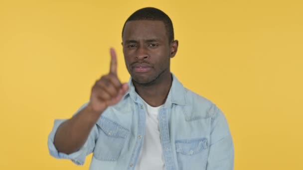 Jonge Afrikaanse man Geen teken van vinger, gele achtergrond — Stockvideo