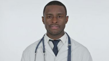 Afrikalı Doktor Kameraya Gülümsüyor, Beyaz Arkaplan