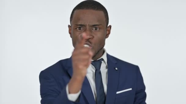 Θυμωμένος Αφρικανός επιχειρηματίας που παλεύει, λευκό φόντο — Αρχείο Βίντεο