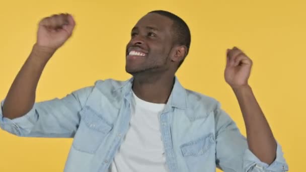 Emocionado joven africano bailando, fondo amarillo — Vídeo de stock