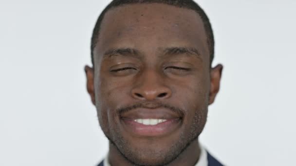 Primo piano di sorridente giovane africano, sfondo bianco — Video Stock