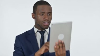 Afrikalı İşadamı Beyaz Arkaplan 'dan Tablet' te Video Sohbeti