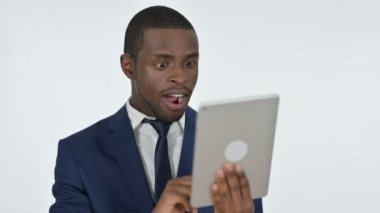 Afrikalı İşadamı Beyaz Arkaplan 'dan Tablet Başarı