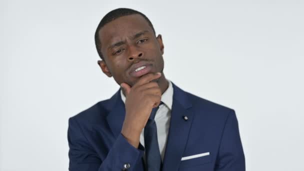 Pensive African Businessman myšlení, bílé pozadí — Stock video