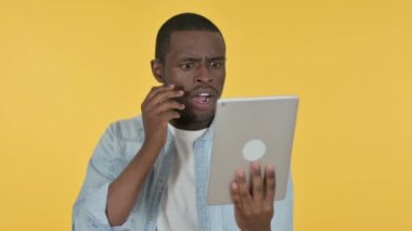 Genç Afrikalı Adam Tabletteki Kayba Tepki Veriyor, Sarı Arkaplan 