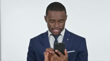 Afrikalı İşadamı Akıllı Telefon 'da Tezahürat Başarısı, Beyaz Arkaplan