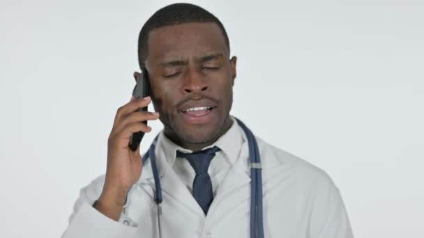 Africký lékař mluví na telefonu, bílé pozadí — Stock video