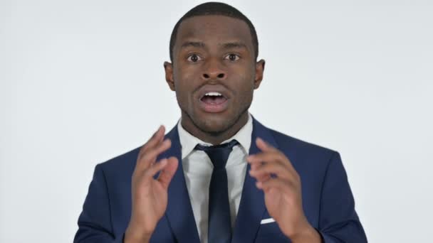 Afrikaanse zakenman met geschokte expressie, witte achtergrond — Stockvideo
