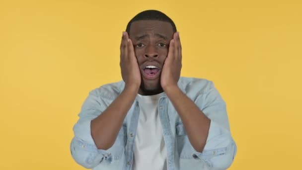 Jovem Africano Reagindo à Perda, Fundo Amarelo — Vídeo de Stock