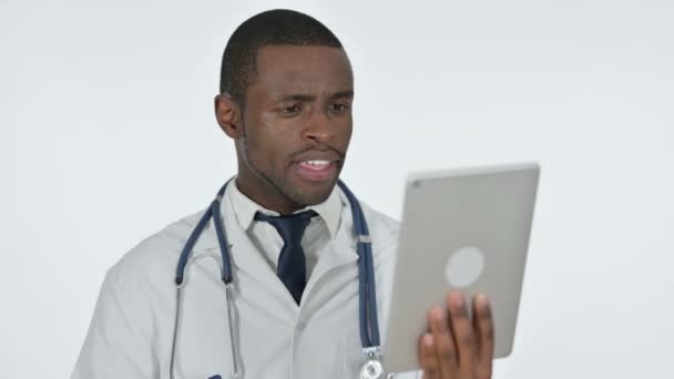 Chat por vídeo no Tablet por médico africano, fundo branco — Vídeo de Stock