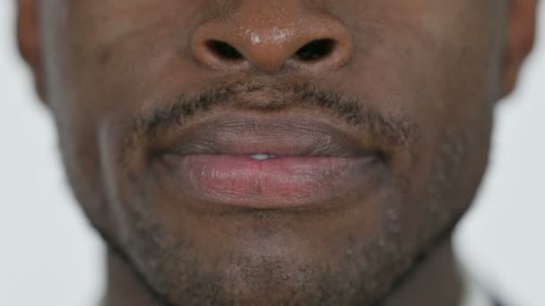 Primer plano de los labios sonrientes de un joven africano — Vídeo de stock