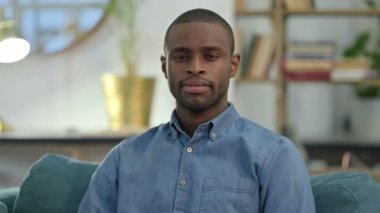 Başparmakları aşağıda, Hareketsiz Genç Afrikalı Adam 