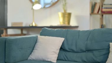 Genç Afrikalı Adam Kanepe 'den Dizüstü bilgisayarını açıyor 