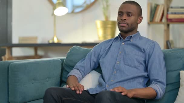 Fiatal afrikai férfi záró Laptop Megy el a kanapé — Stock videók