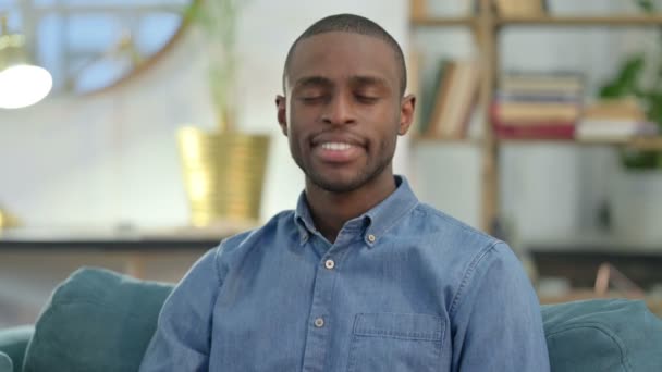 Joven africano sacudiendo cabeza en aprobación — Vídeos de Stock