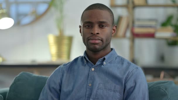 집에서 쿵 하고 있는 젊은 아프리카 남자 — 비디오