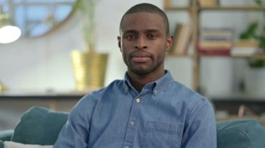 Genç Afrikalı Adam Evdeki Kameraya Bakıyor 