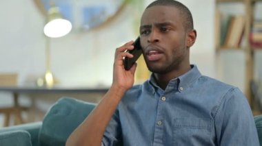 Genç Afrikalı Adam Akıllı Telefondan Kızgın 