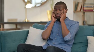 Koltukta Başağrısı Olan Stresli Afrikalı Genç Adam 