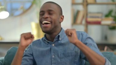 Mutlu Afrikalı adam dans ediyor, eğleniyor 