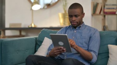 Koltukta Tablet kullanan genç Afrikalı Adam 