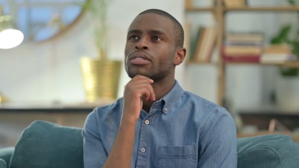 Pensive jonge Afrikaanse man denken Getting Idea — Stockvideo