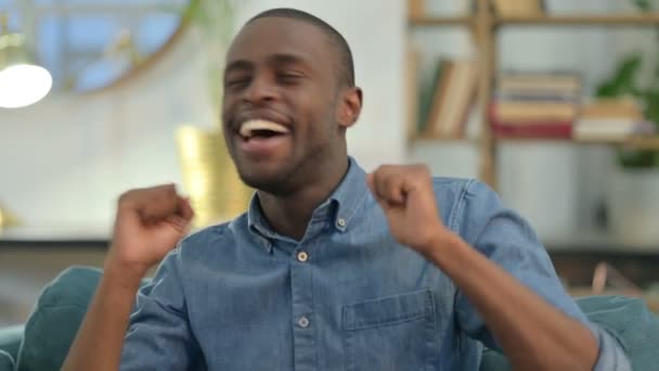 Felice uomo africano che balla, godendo — Video Stock
