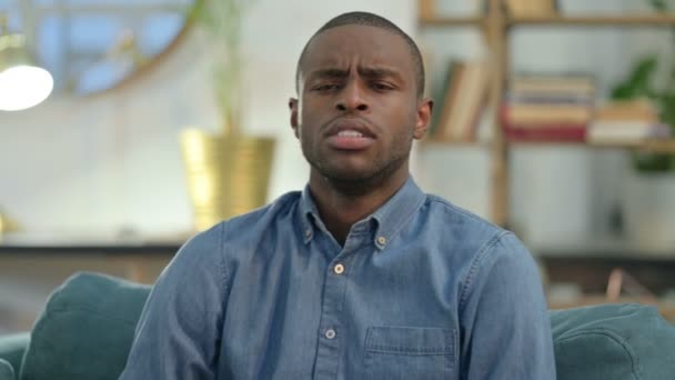 아파 보이는 아프리카 청년 이 집에서 울고 있다 — 비디오