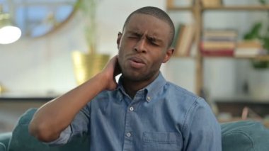 Evde Boyun Ağrısı Olan Genç Afrikalı Adam 