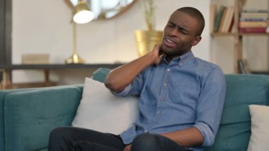 Kanepede Boyun Ağrısı Olan Yorgun Genç Afrikalı Adam 