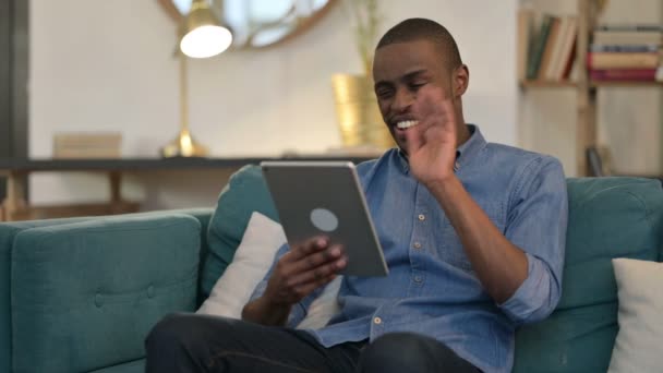 Βίντεο Chat στο Tablet από Young African Man στον καναπέ — Αρχείο Βίντεο