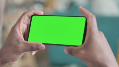 Yeşil Krom Ekran ile Afrikalı Adam Zeka Telefonu Yaklaştır 