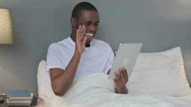 Yataktaki Genç Afrikalı Adam 'ın Tabletteki Çevrimiçi Video Sohbeti 