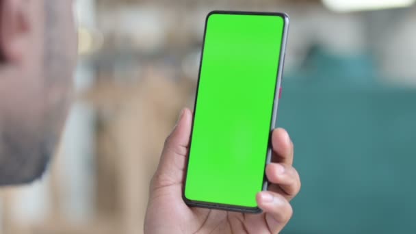Primer plano del hombre africano usando Smartphone con pantalla de croma verde — Vídeo de stock