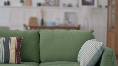 Genç adam geliyor ve koltukta oturuyor. 