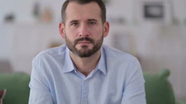 Kameraya Bakan Genç Adamın Yakın Çekimi