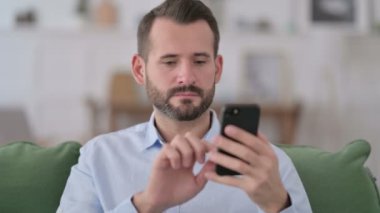 Evde Akıllı Telefon Kullanan Genç Adam 