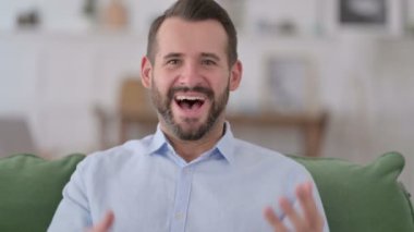 Heyecanlı Genç Adam Evinde Kutluyor 