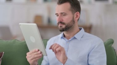 Genç Adam Tablet Kullanıyor, İnternet Taranıyor