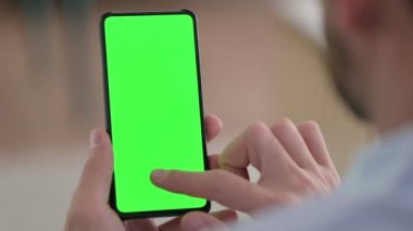 Yeşil Renkli Ekran ile Akıllı Telefon Kullanılıyor