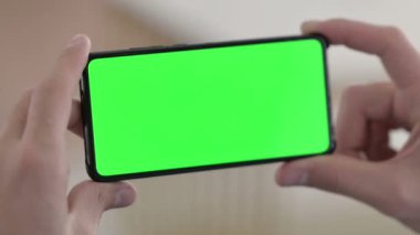 Yeşil Krom Ekran ile Yatay Akıllı Telefon Tutuluyor 