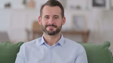 Onaylanan Genç Adam Kafasını Sallıyor 