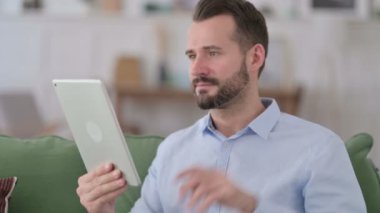 Genç Adam 'ın Tabletteki Video Çağrısı 