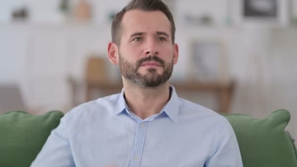 Homem jovem barba à procura de oportunidade — Vídeo de Stock