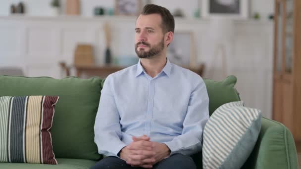 Junger Mann steht auf und verlässt den Raum — Stockvideo