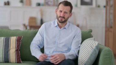 Sırt Ağrısı Olan Genç Adam Koltukta Oturuyor 