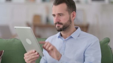Tabletteki Başarıyı Kutlayan Genç Adam