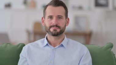 Başparmakları Yukarda Genç Adam 