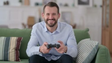 Heyecanlı Genç Adam Oynuyor ve Video Oyunu Kazanıyor