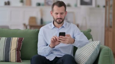 Genç Adam Akıllı Telefon 'da Kayıp' a Tepki Veriyor 